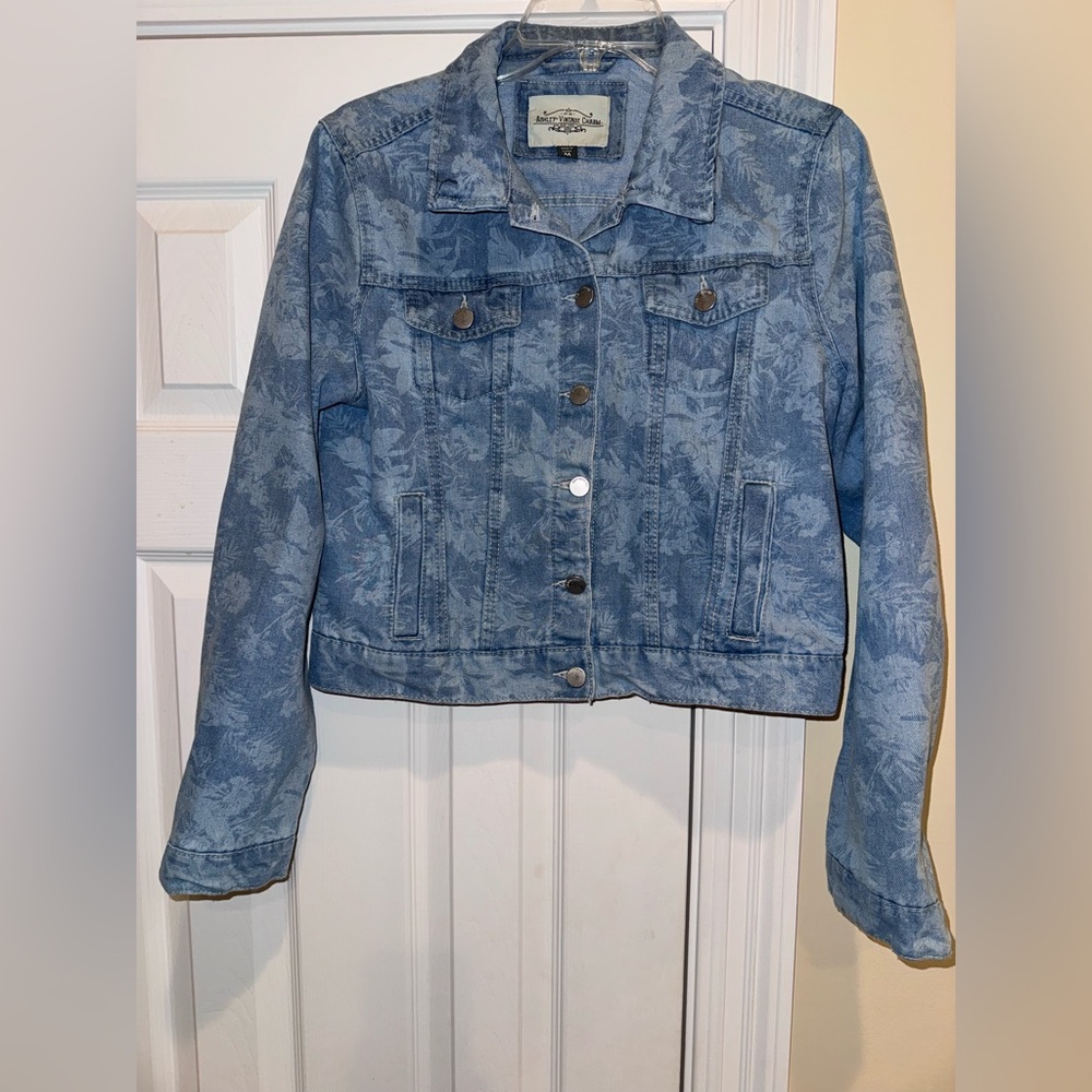 Stylish Women’s Blue Floral Jean Jacket Sz M Spring Break Vacation
